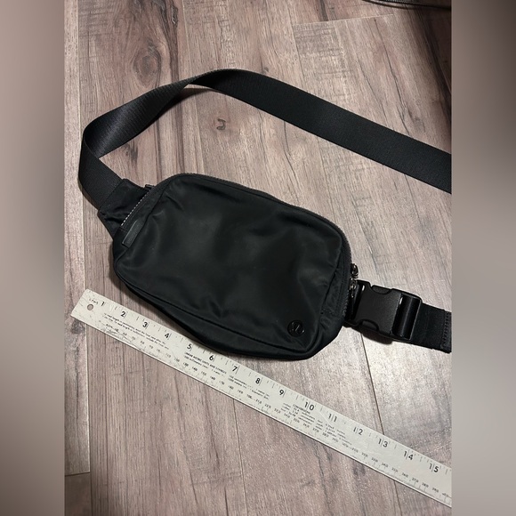 Lululemon | Solid Black Everywhere Belt Bag Large 2L Crossbody - Picture 7 of 11